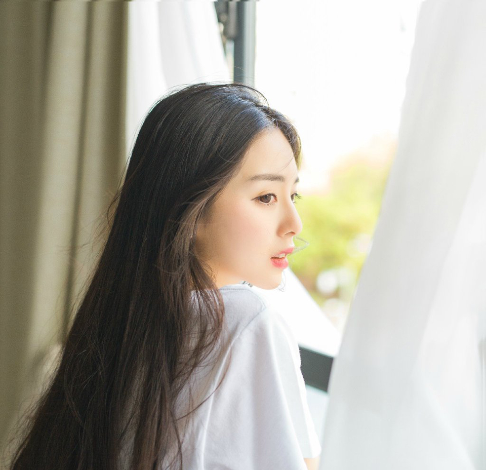 途中不少得到消息的将领也纷纷赶来，包括那十几个之前擅动军士作乱的将领，此刻也赶了过来，只是看到刘璝一脸铁青的面色，没有人上前搭话，所有人都看得出来，刘璝现在的心情很不好。